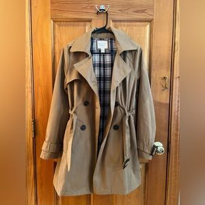 Forever 21 trench coat with brown buttons and wrap around belt